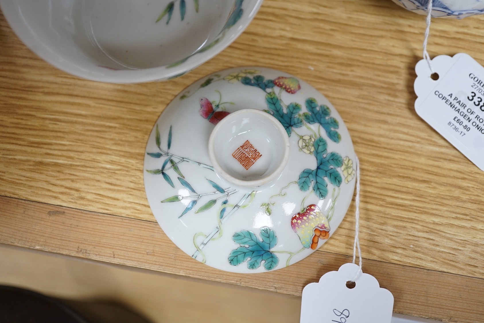 A Chinese famille rose bowl and cover. 9cm tall overall